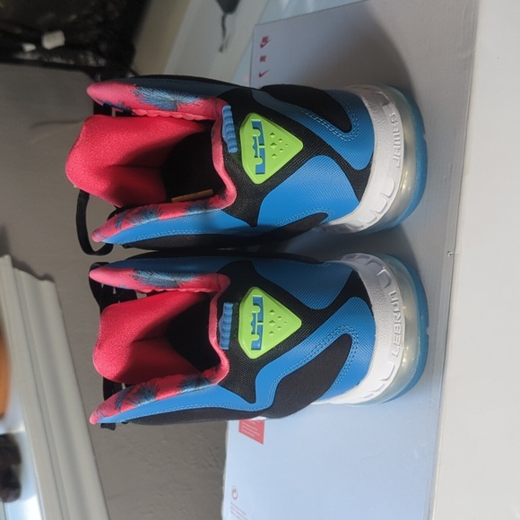 Nike LeBron IX (10.5M) - Picture 3 of 16